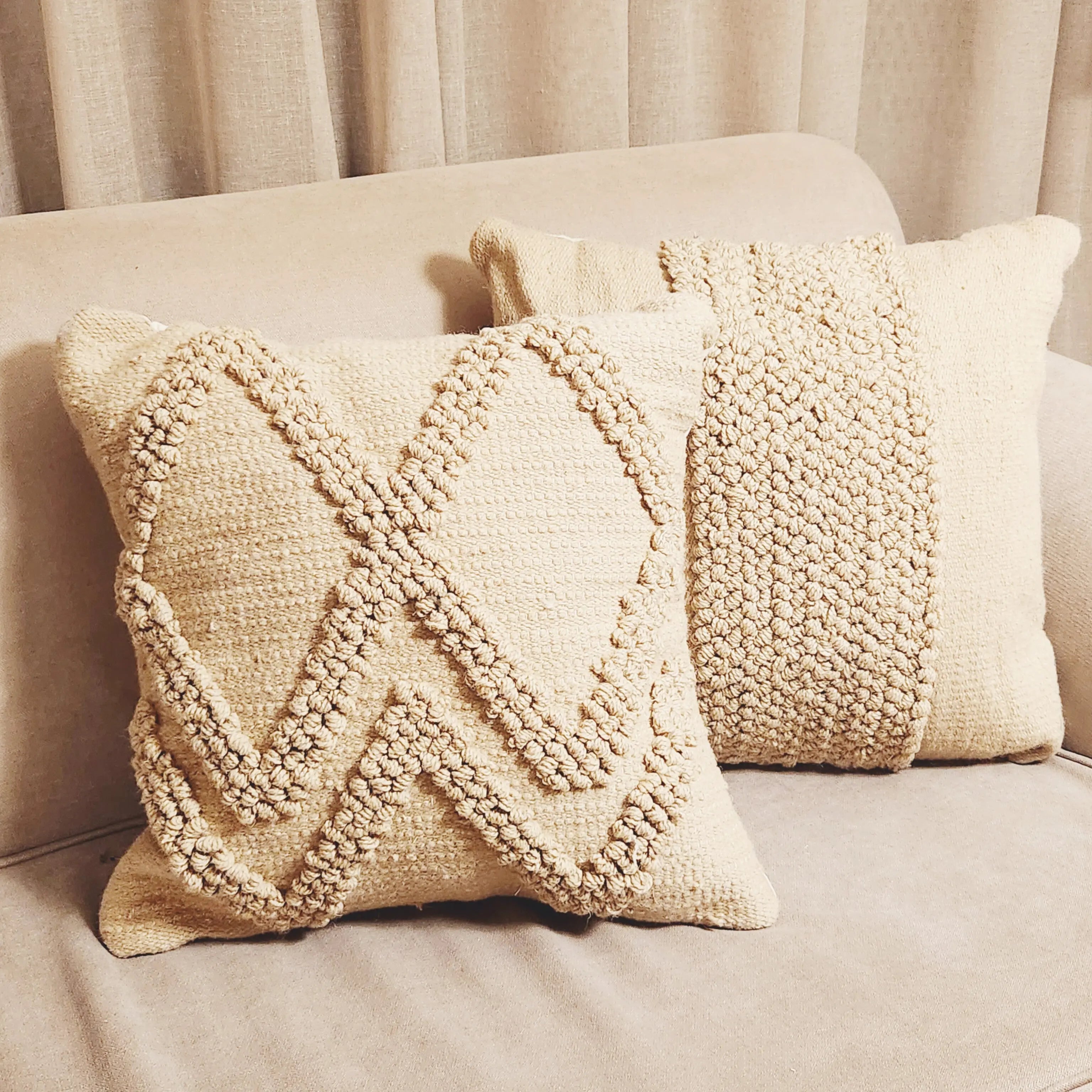 Xeera cushion HS HOME DECOR