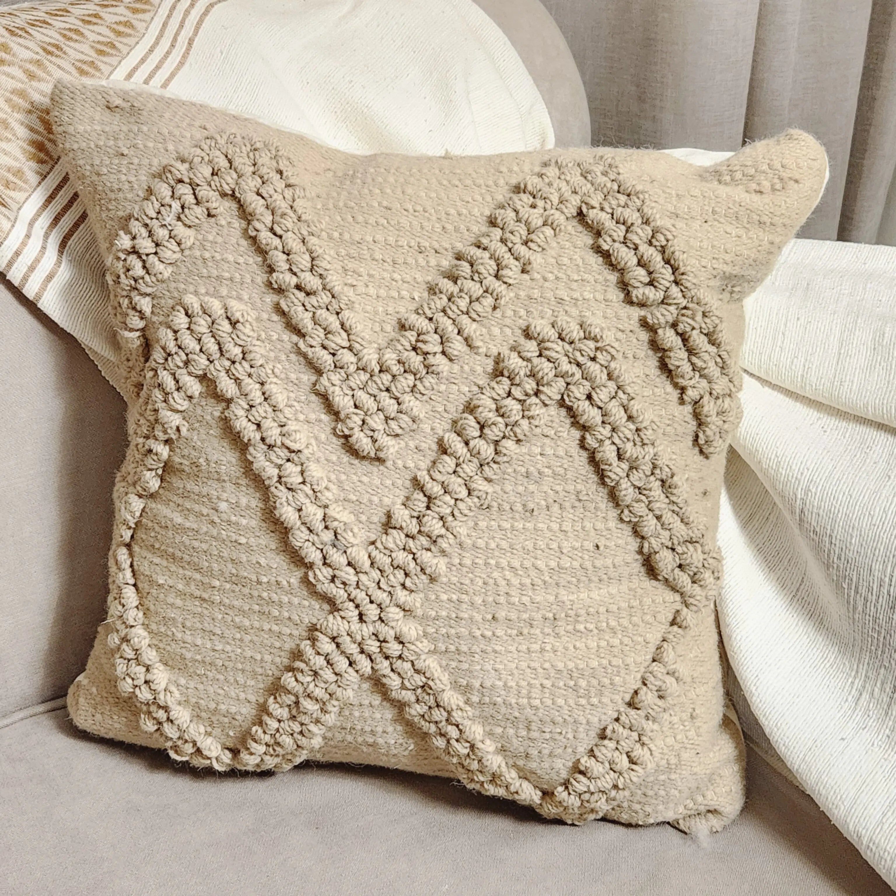 Xeera cushion HS HOME DECOR