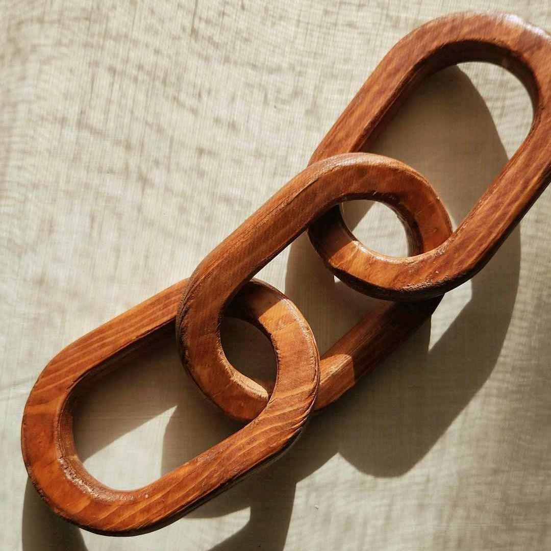 Decor element , linked chain 
Decor 
Rustic 
Wooden decor 
